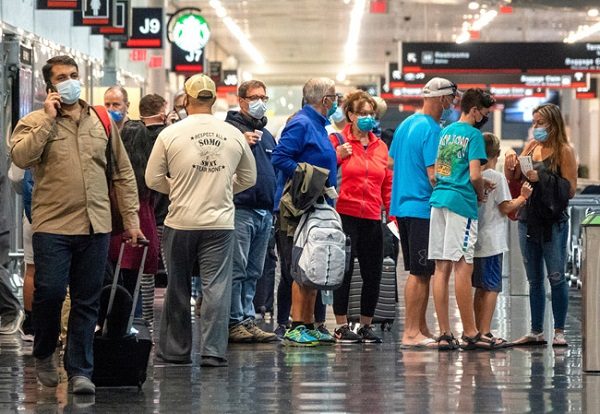  Una portavoz de United, Maddie King, dijo este sábado que el aumento de contagios por ómicron en Estados Unidos está teniendo un "impacto directo" en las tripulaciones de vuelo . Foto: EFE