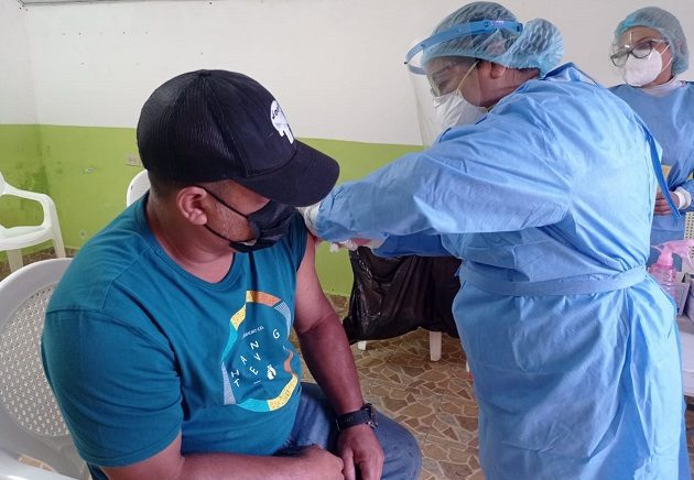 Personal de salud aplica la vacuna de refuerzo contra la covid-19  en los más de 30 sitios habilitados a lo largo de los 14 distritos de la provincia de Chiriquí. Foto: Cortesía Minsa
