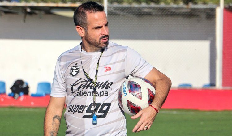 Enrique "Kike" García no seguirá al frente del Tauro FC. Foto:@taurofc