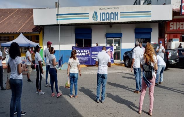 Los integrantes del comité se reunieron con personal del Idaan, en un nuevo intento por encontrar una solución a la falta de agua potable. Foto. Eric Montenegro
