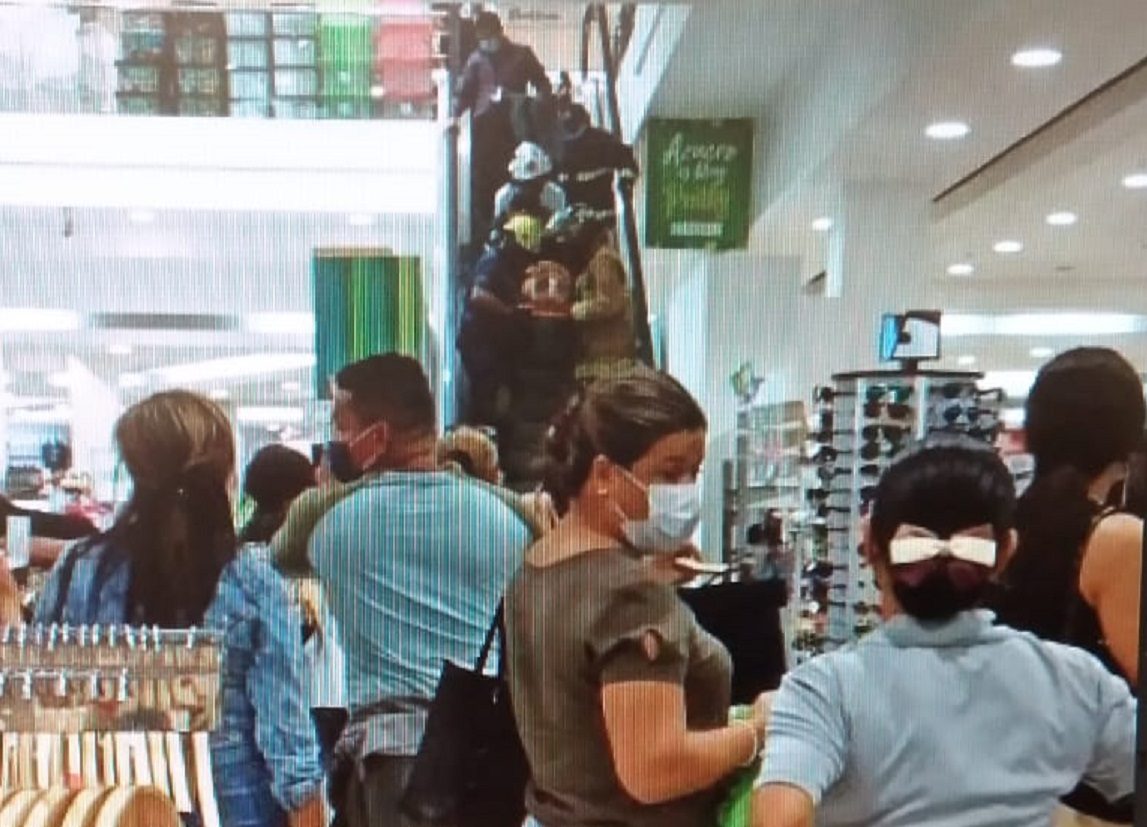 La cabeza de la mujer quedó atrapada entre la escalera eléctrica y la pared. Foto: Thays Domínguez