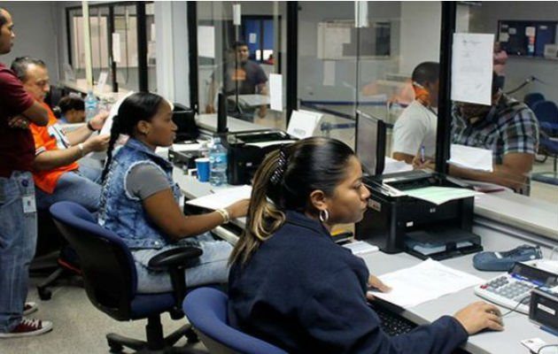 La norma aplica al funcionarios y empleados de empresas privada. 