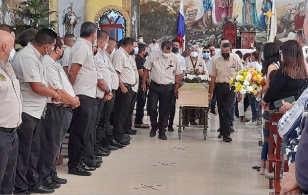 La Misa de La Misa de Mario Villareal de 66 años se realizó en la Catedral San José de David y su cuerpo fue sepultado en el cementerio de David donde acudieron sus familiares, amigos y compañeros de trabajo. Foto. José Vásquez