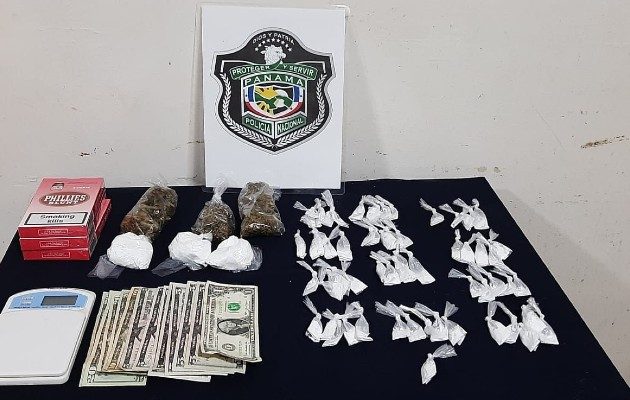 En una vivienda en Vacamonte se ubicaron 61 carrizos plásticos con polvo blanco que se presume sea cocaína y una pesa digital. Foto. Eric Montenegro