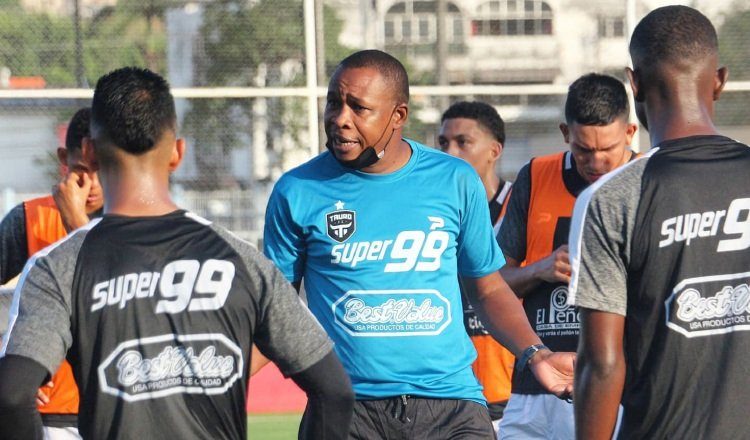 Rolando "Ñato" Palma en los entrenamientos de Tauro. Foto:@Taurofc