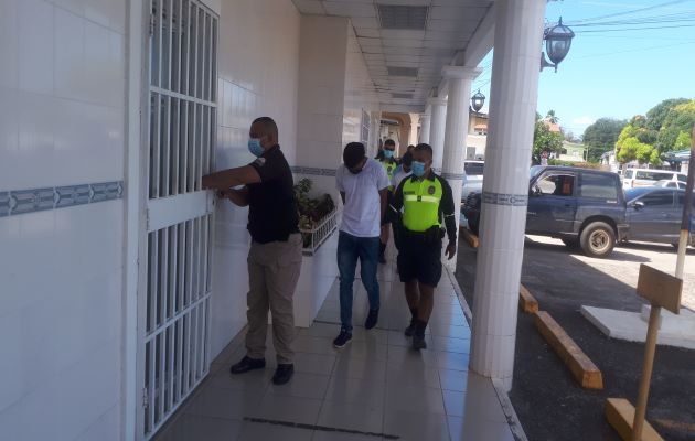 Los tres condenados salieron de las instalaciones del Sistema Penal Acusatorio directamente a la cárcel de Santiago, donde cumplirán las sentencias impuestas. Foto. Melquiades Vásquez