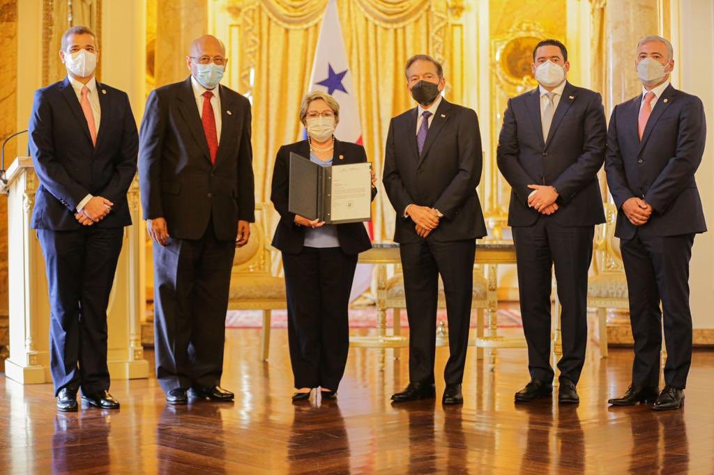 La entrega se efectuó durante una reunión entre el presidente de Panamá, Laurentino Cortizo y los magistrados de la Corte Suprema de Justicia. Foto: Grupo Epasa