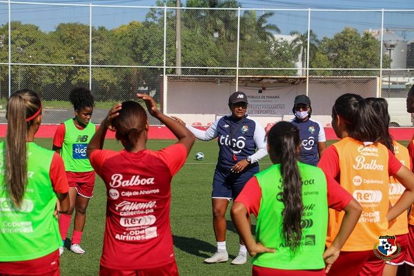 Raiza Gutiérrez (cent.) habla con los jugadores en el equipo Sub-20. Foto:Fepafut