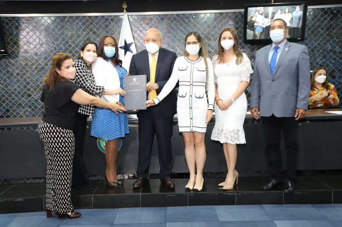 La ministra de Desarrollo Social, María Inés Castillo, estuvo presente en los debates del proyecto. Foto: Cortesía de la Asamblea Nacional.