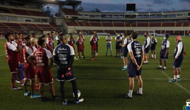 Thomas Christiansen en los entrenamientos en el Rommel Fernández. 