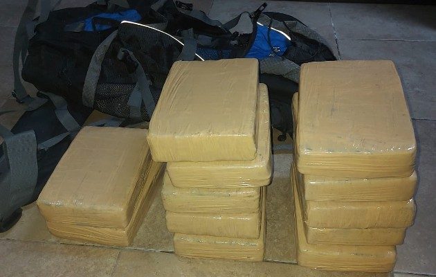 Al no ser reclamada la maleta se dio aviso a las unidades de la Policía Nacional, para la verificación correspondiente ubicando los 50 paquetes de droga. Foto. Cortesía Proteger y Servir