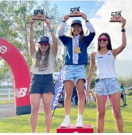 Las ganadoras en e podio.