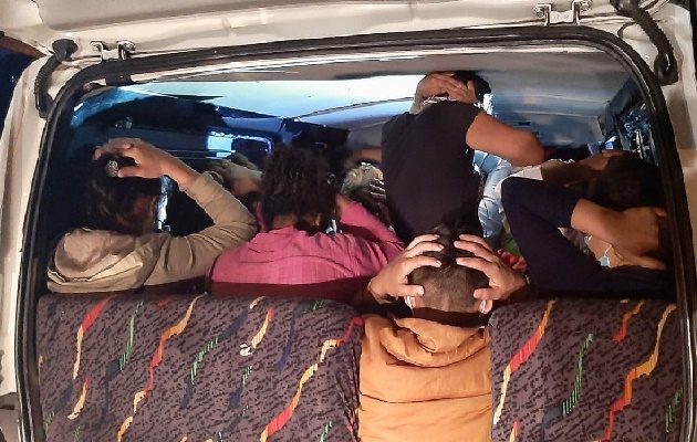 Los cinco adultos aprehendidos serán llevados ante un Juez de Garantías donde se legalizará la aprehensión y se les formulará cargos por el delito de Tráfico Ilícito de Migrante Agravado. Foto. José Vásquez