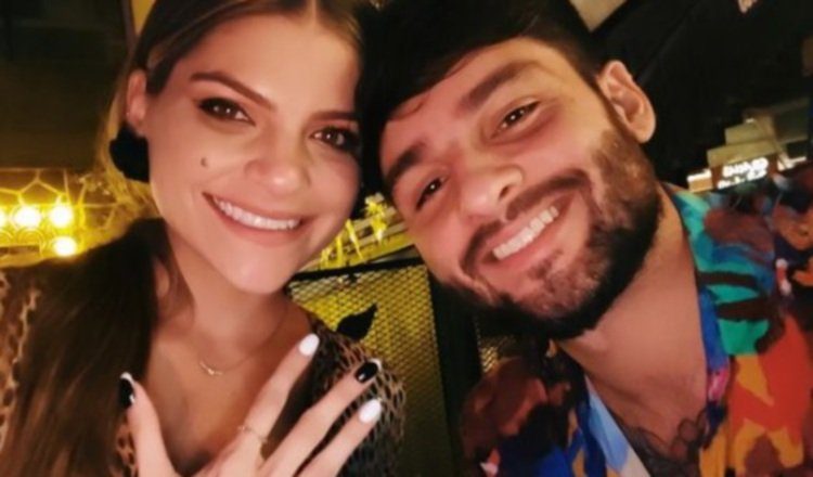 Amanda Díaz y su prometido. Foto: Instagram