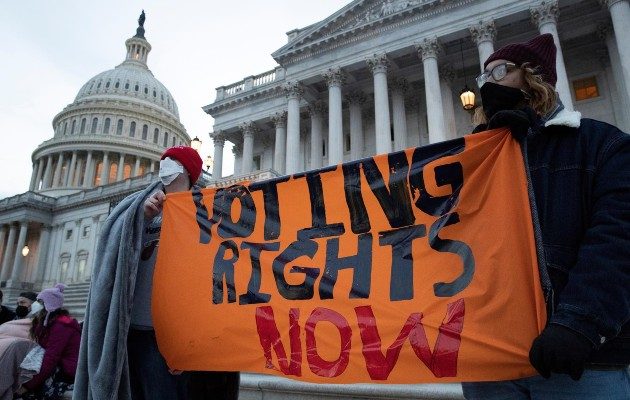 Activistas en apoyo de la legislación sobre el derecho al voto se reúnen en los escalones del Senado de Estados Unidos. Foto: EFE