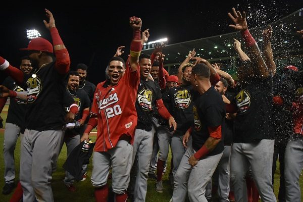 Criollos de Caguas festejan el título en Puerto Rico. Foto: @CriollosCaguas