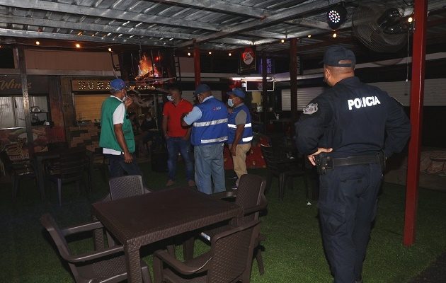 Los locales no transitorios o permanentes como bares, cantinas, parrilladas, casinos, jardines, y similares, tendrán un horario de operación de lunes a domingo hasta las 10 de la noche. Foto. Thays Domínguez