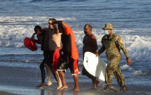El venezolano fue atendido también por rescatistas del Senan y paramédicos de los Bomberos. Foto.: Mayra Madrid 