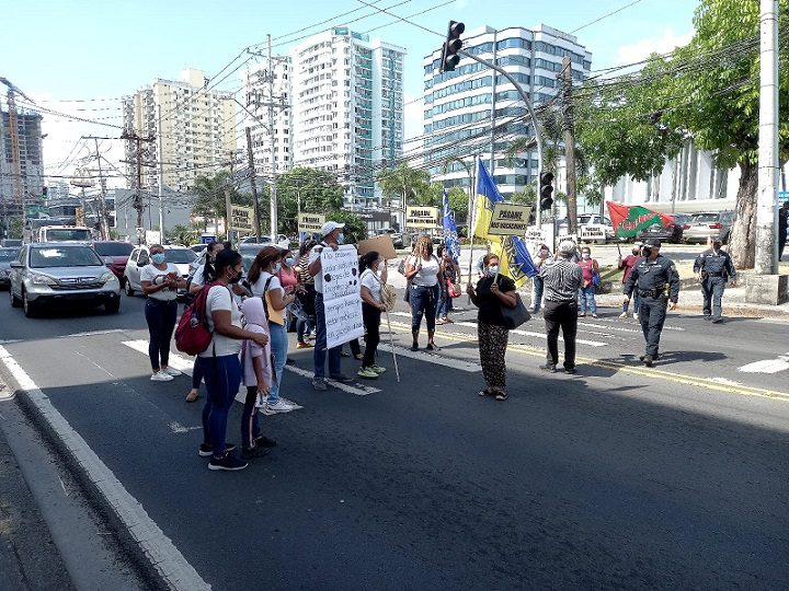 Los extrabajadores del Registro Público realizaron un cierre de calle frente a la sede de está institución en la vía España. Lus Ávila.  