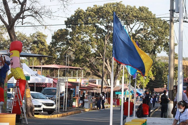 El Minsa junto a la AIG) mantiene una estricta verificación de vacunación para entrar a la Feria. Foto: Eric A. Montenegro