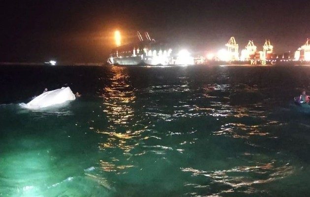 Los cuatro ocupantes al ver que la embarcación se llenaba el agua, no tuvieron otra opción que nadar hacia tierra firme. Foto. Diomedes Sánchez