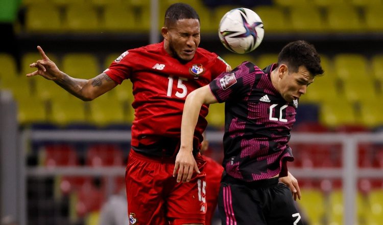 Eric Davis de Panamá (15) salta por el balón contra Hirving "Chuky" Lozano. Foto:EFE 