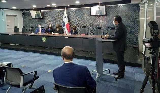 El presidente del Colegio de Abogados (derecha) sustenta el proyecto a diputados. Francisco Paz
