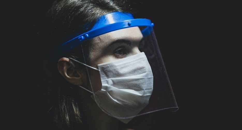 Usen también mascarilla, recomienda. Foto: Ilustrativa/Unsplash