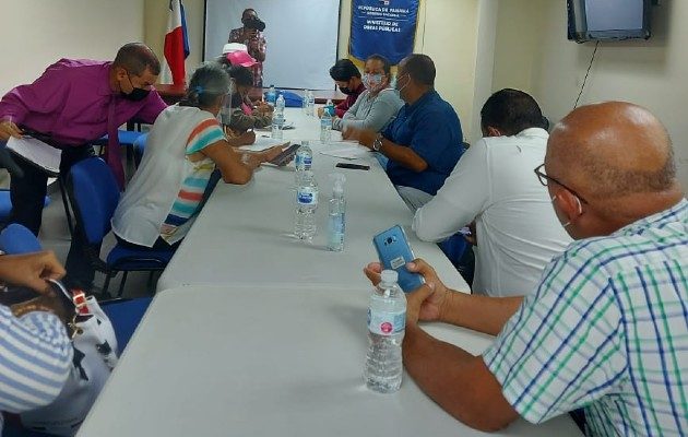 Las autoridades del Ministerio de Obras Públicas en la ciudad capital se reunieron con un grupo de los residentes de Natá.