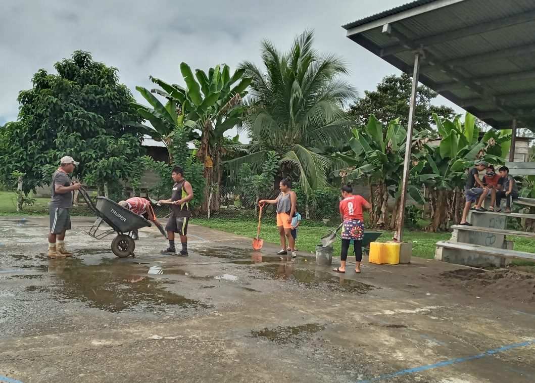 Los propios deportistas con ayuda de la comunidad han tenido que reparar la cancha de baloncesto. Foto: Cortesía