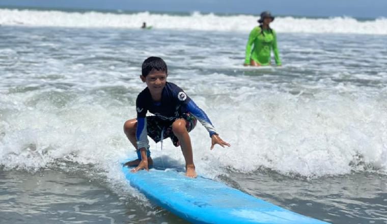Los estudiantes del surf deben estar en escuela primaria.