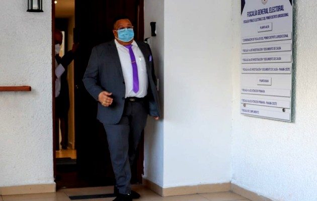 Alex Lee en la Fiscalía Electoral. Foto: Cortesía