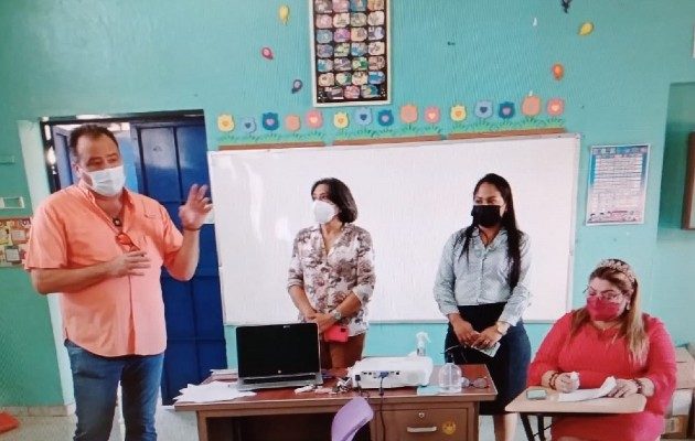 Docentes y administrativos coordinan para que los estudiantes cumplan con la bioseguridad. Foto: José Vásquez