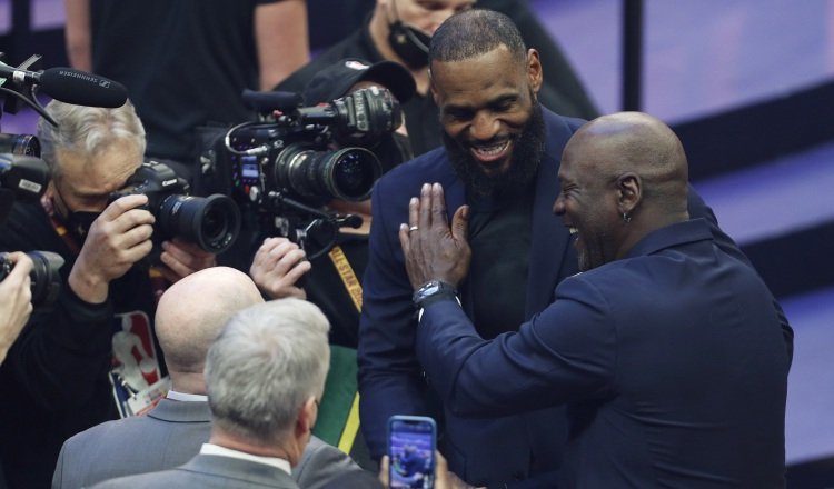 LeBron James (izq.) saluda a Michael Jordan. Foto:EFE