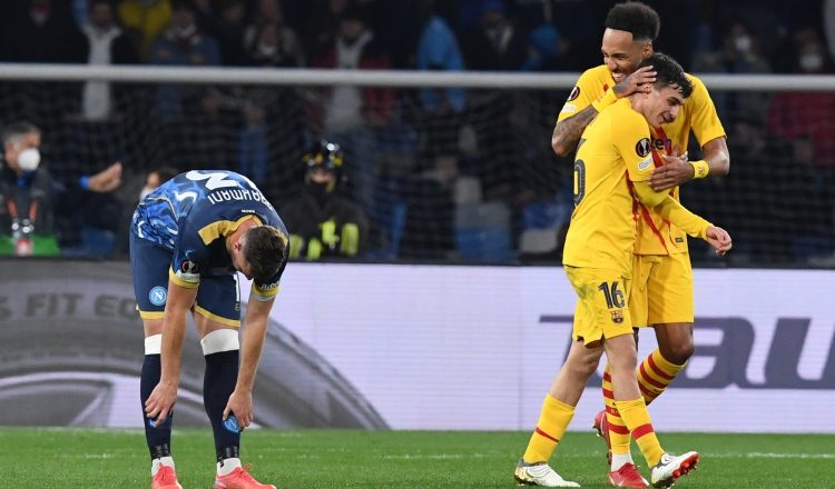 Pierre-Emerick Aubameyang del Barcelona celebra junto con Pedri (16) su gol ante Nápoles. Foto:EFE