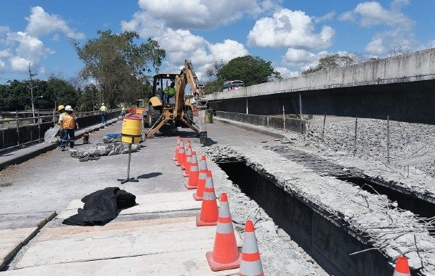 Se tiene una estructura o andamiaje colgante para evitar que escombros caigan sobre el río Chico. Foto: Mayra Madrid.