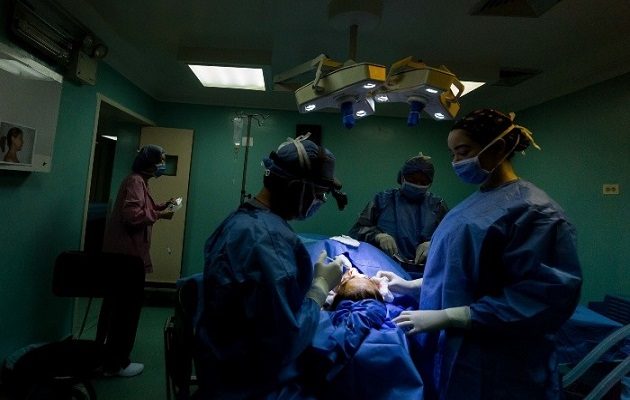 Antes de realizarse una cirugía plástica se debe investigar sobre el profesional a cargo. Foto: EFE