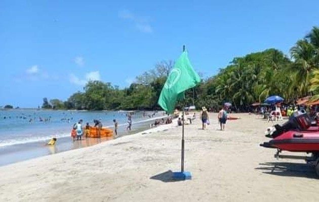 durante estos días asueto las personas acostumbran dirigirse a las costas a visitar a sus familiares y disfrutar de las playas y ríos. Foto. Diomedes Sánchez
