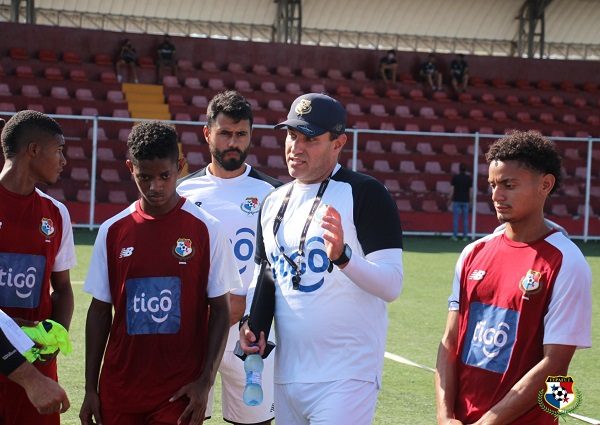 Angel Sánchez técnico de la Sub-20, da algunas instrucciones en los entrenamientos. Foto: Fepafut
