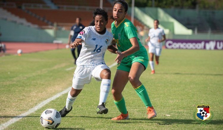 Elibeth Vásquez de Panamá (izq.) anotó un gol de Panamá. Foto:Fepafut