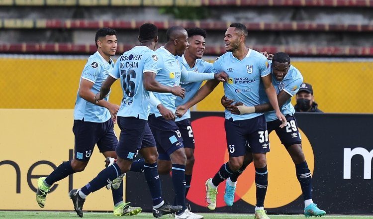 Ismael Díaz es felicitado por sus compañeros por anotar el segundo gol de Universidad Católica ante Bolívar en Copa Libertadores. Foto:EFE