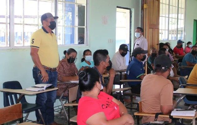  Federación de Padres y Madres de Familia del CEBG Bilingüe de El Empalme se reúnen con autoridades educativas. Foto: Cortesía Meduca