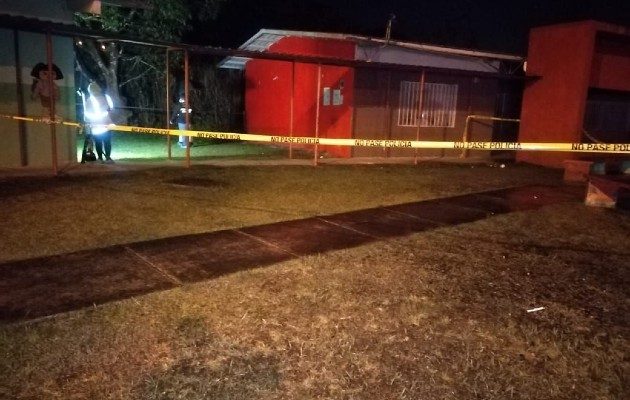 El cuerpo del joven quedó tirado con un disparo en la cabeza, detrás del centro cultural de esta población. Foto. Diomedes Sánchez