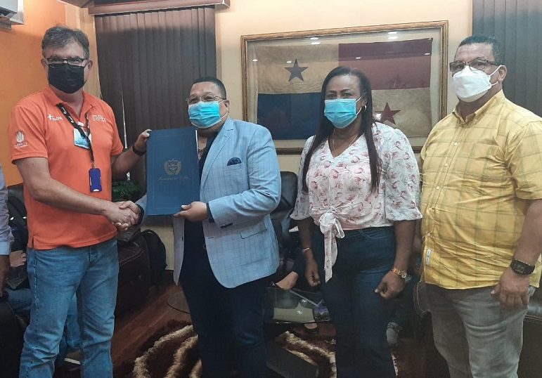 Estudiantes y los Juzgados de Paz del distrito colonense serán beneficiados. Foto: Diomedes Sánchez 