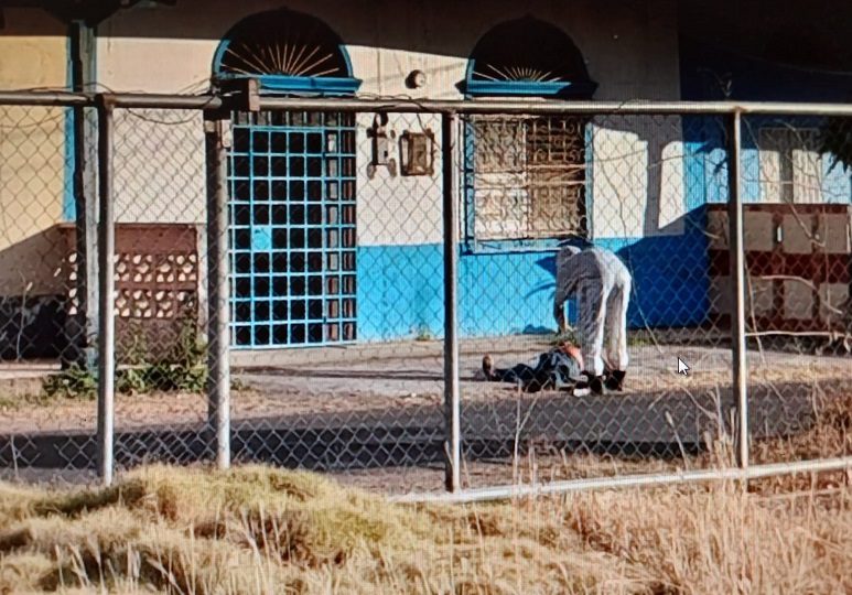 Bomberos acuedieron al llamado a socorrer al señor Delgado. Foto: José Vásquez