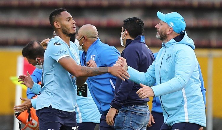 Ismael Díaz es felicitado por el técnico Miguel Rondellí al anotar un gol ante Bolívar en Copa Libertadores. Foto: EFE