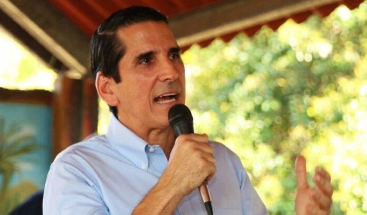 Rómulo Roux, presidente del Partido CD, quien ha  sido cuestionado por su negativa a realizar las internas en  este colectivo. Archivo.