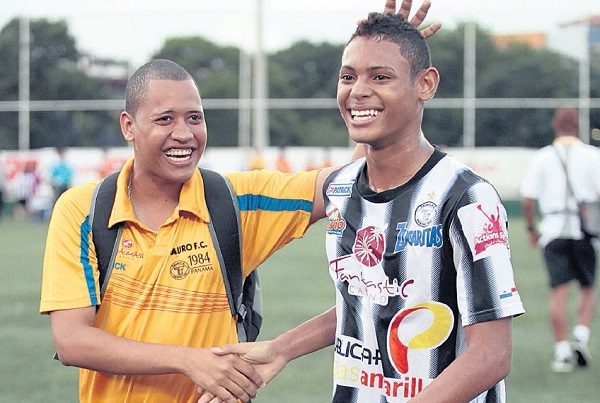 Ismael Díaz hizo su debut con el Tauro Fútbol Club el 2 de septiembre de 2012 contra el Alianza, con apenas 15 años. Ese día marcó su primer gol.