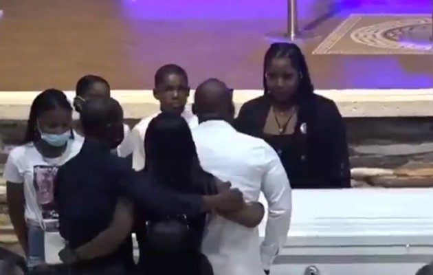 Durante el oficio, pastores pidieron un alto a la violencia, que solo llena de luto y dolor a las familias. Foto. Diomedes Sánchez