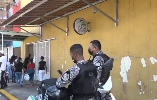 En los predios donde se llevaron a cabo las honras fúnebres se contó con presencia policial. Foto. Diomedes Sánchez